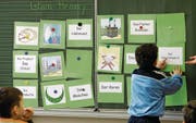 Mit der Muttersprache soll auch der Erwerb der zweiten Sprache gefördert werden. (Bild: Thomas Kienzle (AP))