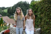 Bernadette Meier (rechts) schreibt über ihre hellsichtige Tochter Christina. (Bild: Beat Lanzendorfer)