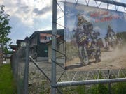 Ein Plakat vor dem Gebäude weist auf das neue Geschäft hin. (Bild: René Meier (Ebikon, 7. Mai 2018))