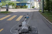 Der herausgerissene Pfosten. (Bild: Stapo SG)