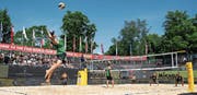 Der Schweizer Mirco Gerson (links) beim Aufschlag im Spiel gegen seine Landsleute Nico Beeler und Marco Krattiger. (Bilder: Philipp Schmidli (Luzern, 12. Mai 2018))