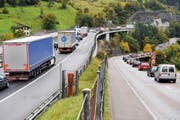 Wenn sich am Gotthard die Fahrzeuge auf der Autobahn stauen, weichen viele auf die Kantonsstrassen aus, die dann ebenfalls verstopft sind - wie hier im Bild im Oktober 2008. Das soll sich mit einer Ausfahrtsdosierung ändern. (Bild: Boris Bürgisser/LZ)