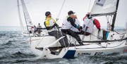 Am Freitag auf dem Bodensee: Skipper Tom Rüegge hat das Ruder in der Hand und das Team im Griff. (Bild: Andrea Stalder)