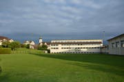 Auf dem Sonnenhof-Areal soll die Schulraumerweiterung (Bildmitte) und der Neubau einer Mehrzweckhalle (links vom Zaun) entstehen. (Bild: Beat Lanzendorfer)