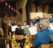 Die Feldmusik spielt ihr Jahreskonzert unter der Leitung von Remo Freiburghaus. (Bild: Rosmarie Berlinger (Lungern, 4. Mai 2018))