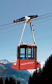 Die Seilbahn Intschi-Arnisee ist mit neuem Logo unterwegs. (Bild: PD, Bildmontage: Carole Bucher)
