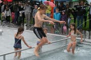 Kinder toben sich bei Regenwetter im neuen Planschbecken aus. (Bild: Sepp Odermatt (Buochs, 10. Mai 2018))