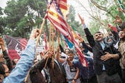 Demonstranten verbrennen die US-Flagge vor dem Gelände der ehemaligen amerikanischen Botschaft in Teheran. (Bild: Majid Saeedi/Getty (9. Mai 2018))
