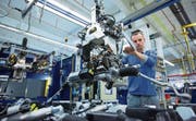 Ein Arbeiter montiert eine elektronische Autosteuerung. (Bild: Krisztian Boesil/Bloomberg (Mühlheim an der Ruhr, 22. Oktober 2014))