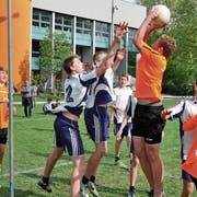 Voller Einsatz beim Korbball: Die jungen Sportler kämpfen am Kanto- nalen Jugendspieltag um jeden Punkt. (Bild: PD)