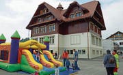 Das vollständig renovierte Schulhaus 1, rechts dahinter das Schulhaus 2. (Bild: Robert Hess (Stalden, 5. Mai 2018))