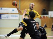 Hat morgen Samstag seinen letzten Auftritt in der Altdorfer Feldli-Arena: Goalgetter Mario Obad (am Ball). (Bild: Urs Hanhart (Altdorf, 7. März 2018))