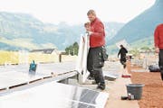 Solarzellen werden montiert. (Bild: Matthias Piazza)