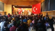 Martialische Inszenierung: Türkischstämmige Schüler spielen in der Mehrzweckhalle Uttwil die Schlacht von Gallipoli nach. (Bild: "Sonntags-Blick")