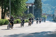 Töfflifans kurz nach dem Start in Alpnach Dorf in Richtung Kägiswil. (Bild: Sepp Odermatt)