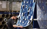 Ein Arbeiter kontrolliert einen Farbdruck. (Bild: Ville Mannikko/Bloomberg (Helsinki, 21. März 2017))