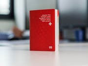 Für den roten Pass sollen Ausländerinnen und Ausländer der dritten Generation das ordentliche Einbürgerungsverfahren durchlaufen müssen (Archiv) (Bild: KEYSTONE/CHRISTIAN BEUTLER)