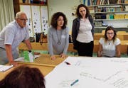Berufsbildner, Lehrpersonen und Lernende hielten Gedanken zu den Berufsinformationsangeboten auf dem Papiertischtuch fest. (Bild: ck)