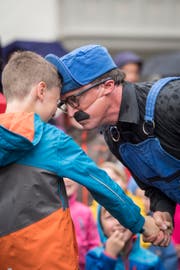 Erinnerungen an frühere Auflagen des Strassenkunstfestivals "Aufgetischt": 2017 kommt der US-Strassenkünstler Joe Dieffenbacher einem jungen Festivalbesucher ganz nahe. (Bild: Benjamin Manser - 12. Mai 2017)