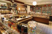 Wohlgerüche aus aller Welt umschwirren die Nase im Kolonialwarenladen Schwarzenbach mitten in Zürich. Der Laden im Niederdorf erinnert an die «guten alten Zeiten». (Bild: FSZ)