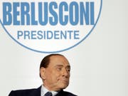 Der Weg zurück in eine politisches Amt ist wieder frei für Silvio Berlusconi. (Archiv) (Bild: KEYSTONE/AP/ANDREW MEDICHINI)