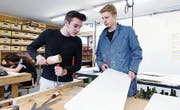 Robin Saxer (links) und Elio Castioni arbeiten im Werkraum an ihren Projekten. (Bild: Werner Schelbert (Sins, 4. Mai 2018))
