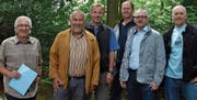 An dieser Stelle sollte nach ihrem Willen bald der Bike-Parcours Bärenhölzli in Marbach entstehen (von links): René Zünd (Initiant), Ernst Schönauer (Präsident Ortsgemeinde Rebstein), Josef Benz (Revierförster), Ruedi Graf, Jürg Hengartner (Ortsgemeinde), Guido Halter (Initiant). (Bild: ys)