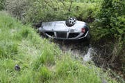 Die vier Fahrzeuginsassen hatten Glück und überstanden den Unfall unverletzt.