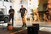 Erich Frey (rechts) und Thomas Drosos tüfteln an der Pyrotechnik für die Winnetou-Freilichtspiele. (Bild: Corinne Glanzmann (Hochdorf, 9. Mai 2018))