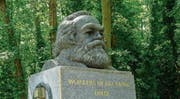 Marx sei gegen ein Denkmal auf seinem Grab, hat sein Freund Friedrich Engels erklärt. Trotzdem hat er 1956 eines bekommen. (Bild: Getty (London))