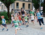 Piccolas und Piccolos mit ihren Eltern auf dem 1,2 Kilometer langen Rundkurs. (Bild: Werner Lenzin)