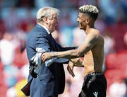 Roy Hodgson freut sich mit Spieler Patrick van Aanholt über den Ligaerhalt. (Bild: Getty (Stoke on Trent, 5. Mai 2018))