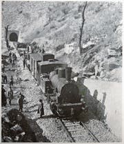 Links: Familienbild um 1910 mit Jakob Müller (rechts), Frau Rosy (links) und den Kindern Edgar, Jakob, Rosy und Julie. Rechts: Eisenbahnbau war weitgehend Handarbeit; ein Bauzug der Bagdadbahn um 1930. (Bilder: Privatsammlung Dr. Jacques Müller, Zumikon/Trains of Turkey (Website), Nohab)