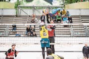 Die beiden Schweizer Adrian Heidrich und Mirco Gerson (Nummer 2) setzen sich gegen das Duo aus Indonesien durch. (Bild: Manuela Jans-Koch (Luzern, 10. Mai 2018))