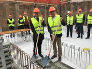 Zentralbahn-Geschäftsführer Michael Schürch und Regierungsrat Niklaus Bleiker posieren an der Grundsteinlegung am Freitag. (Bild: PD)