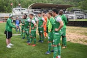 Aussprache vor der Espen-Fankurve: Ein St.Galler Anhänger diskutiert nach der Pleite in Lugano mit den Espen-Spielern. (Bild: Andy Müller/freshfocus)