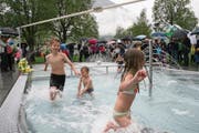 Trotz Regen wagten sich ein paar mutige Kinder ins neue Planschbecken. (Bild: Sepp Odermatt (Buochs, 10. Mai 2018))