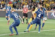 Jean-Pierre Nsame gelingt in der 89. Minute der Siegestreffer – wenig später gibt es im Stade de Suisse kein Halten mehr. (Bild: Peter Schneider/Keystone (Bern, 28. April 2018))