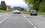 Die beiden Autos stehen nach der nach der Kollision beschädigt auf der Strasse. (Bild: Luzerner Polizei (Gunzwil, 1. Mai 2018))