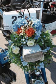 Eindrücke vom Event: Töfflifans fahren kurz nach dem Start in Alpnach in Richtung Kägiswil (links). Regula Hubers blumengeschmücktes Töffli ist ein Zeichen der Freude (rechts). (Bilder: Sepp Odermatt (Alpnach, 12. Mai 2018))