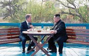 Kim Jong Un (rechts) und Moon Jae im Gespräch. (Bild: (AP))