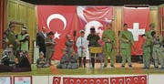 Martialische Inszenierung: Türkischstämmige Schüler spielen in der Mehrzweckhalle Uttwil die Schlacht von Gallipoli nach. (Bild: «Sonntags-Blick»)