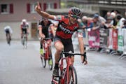 Reto Indergand freut sich über den Sieg beim Rad-Bergklassiker. (Bild: Urs Hanhart (Bristen, 10. Mai 2018))