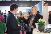Flurina Valsecchi, stellvertretende Chefredaktorin, im Gespräch mit Leser Armin Kaspar aus Meggen. (Bild: Pius Amrein (Luzern, 2. Mai 2018))