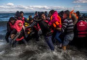 Immer noch kommen fast täglich Flüchtlinge auf der griechischen Insel Lesbos an. Über 4000 waren es seit Jahresbeginn. (Bild: Santi Palacios (AP))