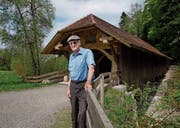 Robert Strässle vor der Hergiswaldbrücke. Der Jakobsweg führt in der Nähe der Brücke vorbei. (Bild: Corinne Glanzmann (Kriens, 23. April 2018))