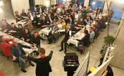 Selim Tolga, Zauberer aus Mönchaltorf, unterhielt die Gäste in der künftigen Kundenhalle des Bankneubaus. (Bild: Andrea Häusler)