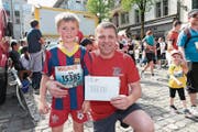 Adrian Gisler aus Eschenbach mit seinem Sohn Nico. (Bild: Roger Zbinden)