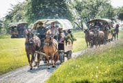 Neuankömmlinge werden in Häggenschwil mit der Kutsche abgeholt. (Bild: Ralph Ribi)