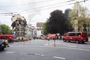 Wegen des Brandes ist eine Spur beim Hirschengraben stadtauswärts gesperrt. (Bild: Jakob Ineichen (Luzern, 2. Mai 2018))
